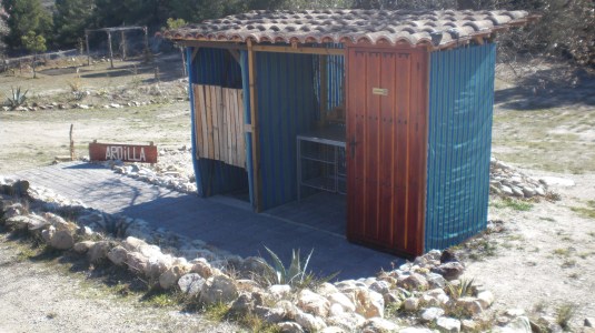 Toilet, warme douche en afwasplaats met warm water.